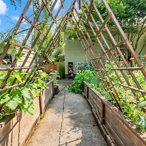 villa-art-deco-oasis-stylish-2bd-with-den-office-garden.portland-hotels.info/